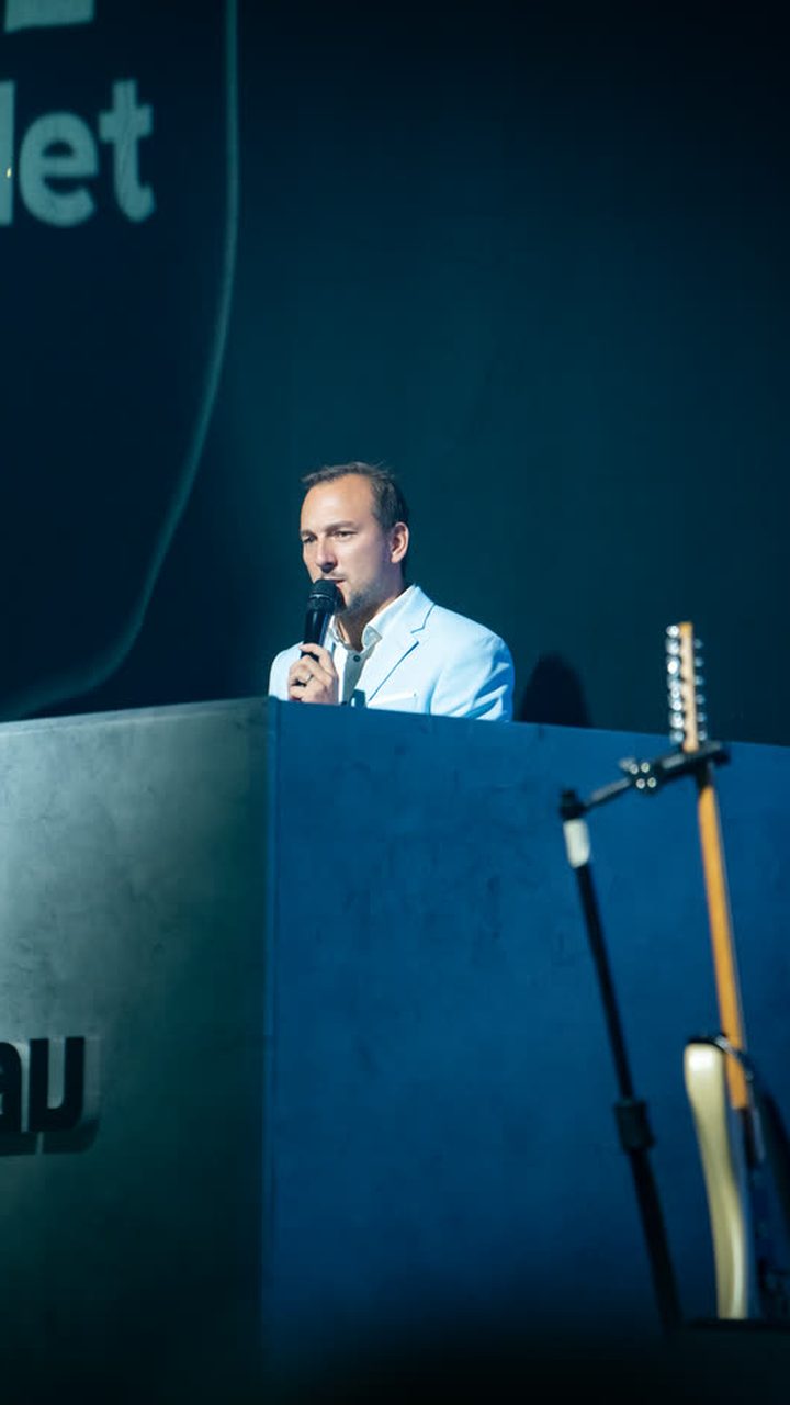Martin Cihlář moderuje firemní večírek