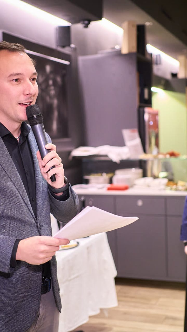 Martin Cihlář moderuje konferenci