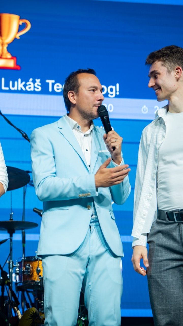 Martin Cihlář s mikrofonem na firemní akci