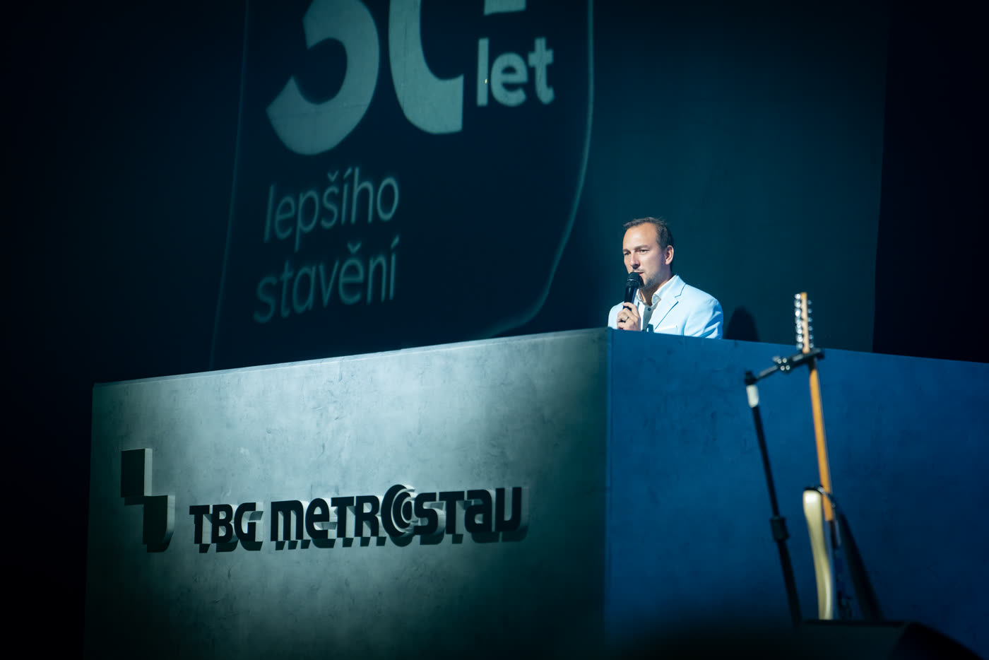 Martin Cihlář moderuje firemní večírek