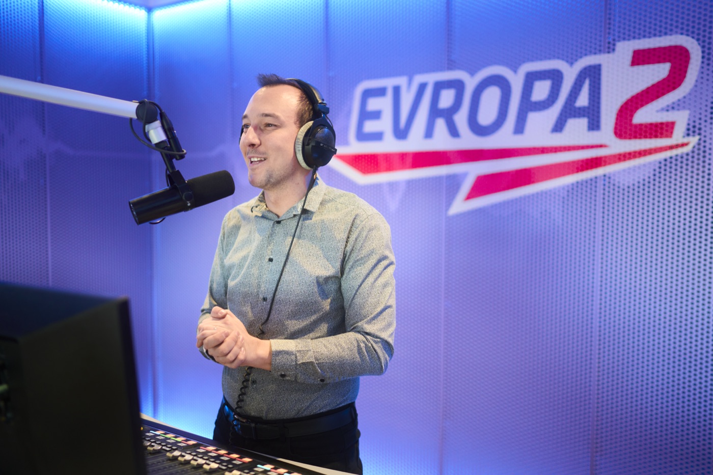 Martin Cihlář se sluchátky u mikrofonu ve studiu Evropy 2