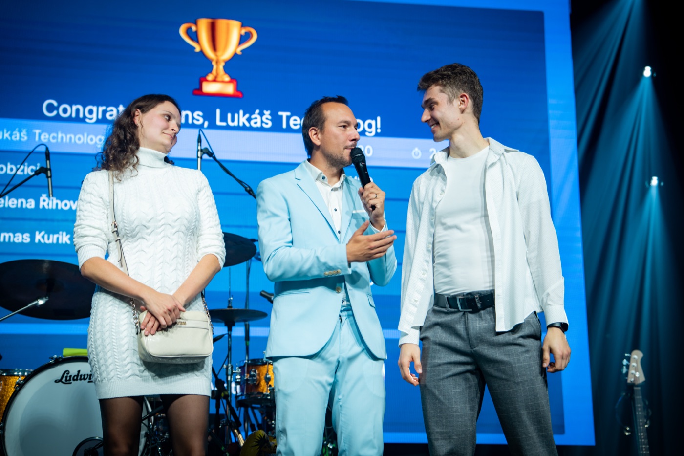 Martin Cihlář předává ocenění na firemní akci