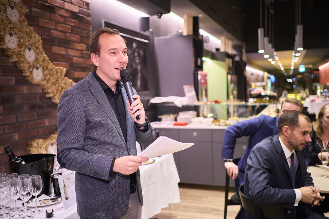 Martin Cihlář moderuje konferenci
