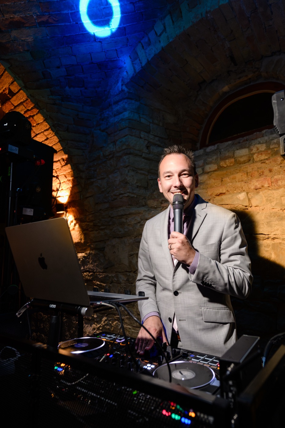 Martin Cihlář s mikrofonem za pultem během večera