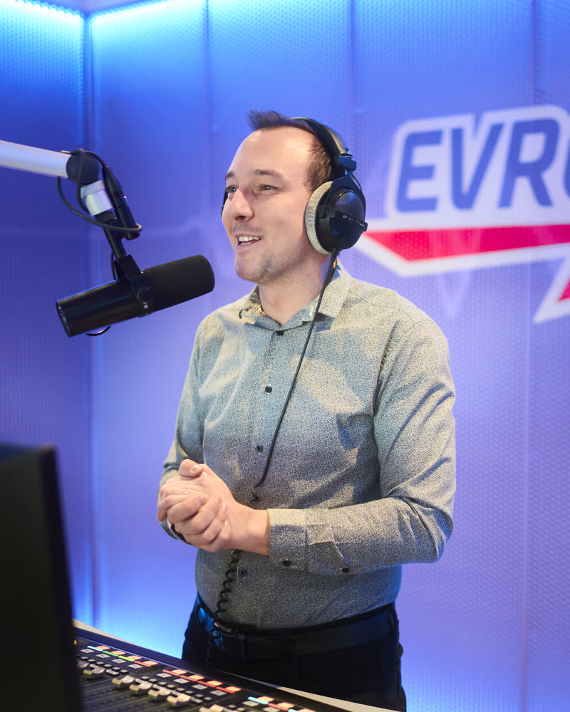 Martin Cihlář se sluchátky u studiového mikrofonu v Evropě 2