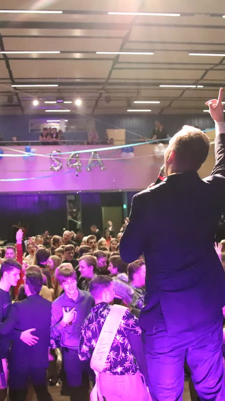 Plný parket na afterparty maturitního plesu
