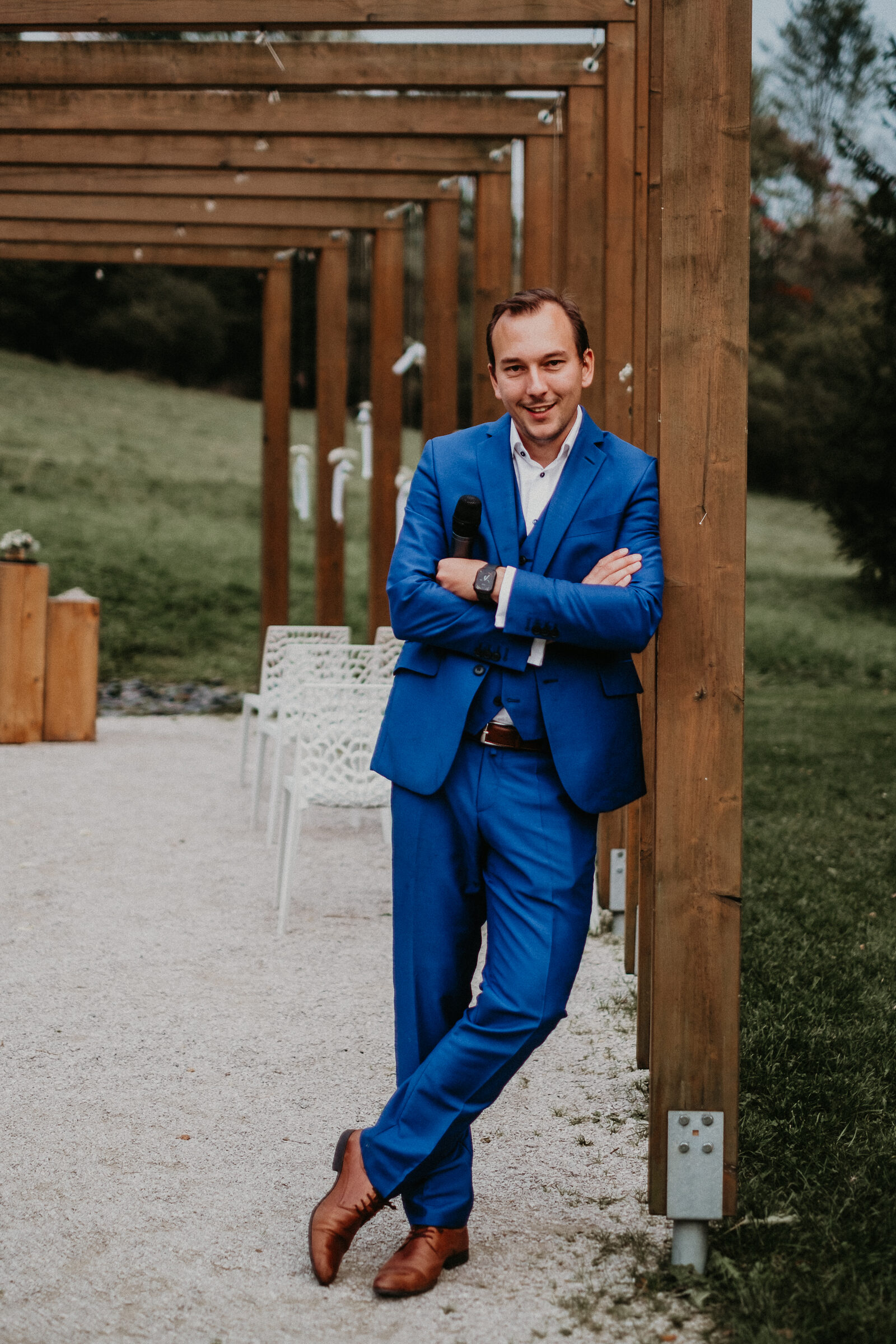 Martin Cihlář u dřevěné pergoly na místě venkovního obřadu