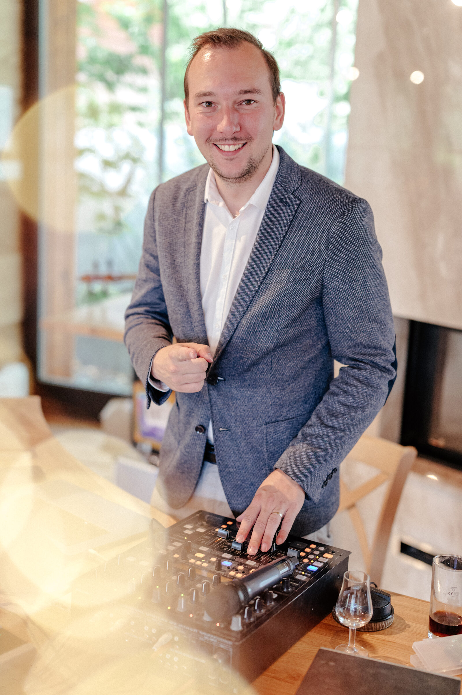 Martin Cihlář za DJ pultem během svatebního večera